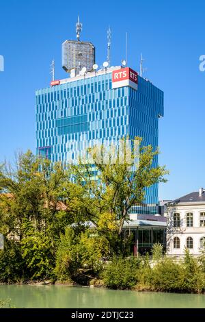 La torre del RTS (radio Television Suisse) sulle rive del fiume Arve a Ginevra. Foto Stock