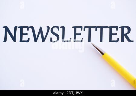 Scrittura a mano concettuale che mostra Newsletter. Testo della foto aziendale Bollettino inviato periodicamente ai membri abbonati, white paper , spazio di copia Foto Stock