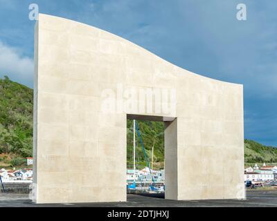 Monumento dos Beleeiros creato da P. Reis, commemorando gli equipaggi delle barche balenanti. Villaggio Lajes do Pico sull'isola di Pico, un'isola nell'Azore Foto Stock