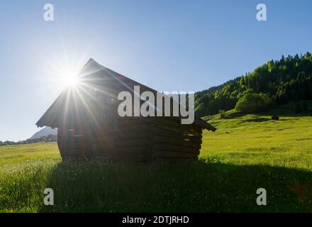 Fienile tipico su prato alpino, Karwendel montagne vicino Mittenwald. Europa, europa centrale, germania, baviera Foto Stock