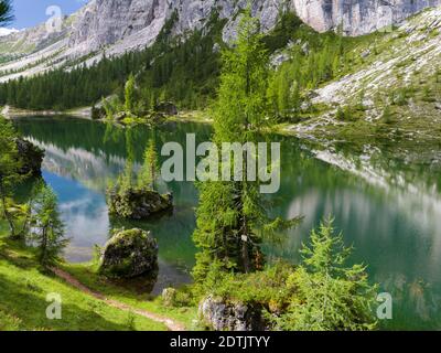 Lago de Federa a Croda da Lago nelle Dolomiti del Veneto vicino Cortina d'Ampezzo. Parte del patrimonio mondiale dell'UNESCO. Europa, Europa centrale, Ital Foto Stock