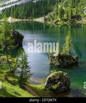 Lago de Federa a Croda da Lago nelle Dolomiti del Veneto vicino Cortina d'Ampezzo. Parte del patrimonio mondiale dell'UNESCO. Europa, Europa centrale, Ital Foto Stock