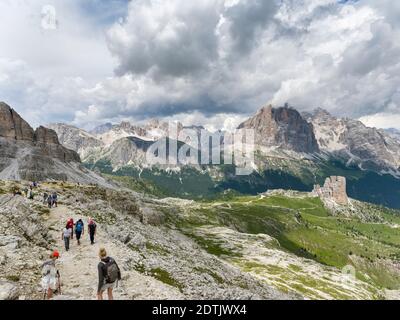 Escursionisti e le cime di Tofane e delle cinque Torri (in primo piano) nelle dolomiti di Cortina d'Ampezzo. Tofane fanno parte del patrimonio mondiale dell'UNESCO Foto Stock