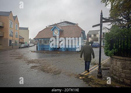 Gran Bretagna/Essex/persone che camminano sulla strada vicino al lungomare in Brightlingsea Foto Stock