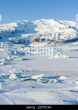 Ghiacciaio Fjallsjoekull e ghiacciato lago glaciale Fjallsarlon in Vatnajokull NP durante l'inverno. Europa, Nord Europa, Islanda, febbraio Foto Stock