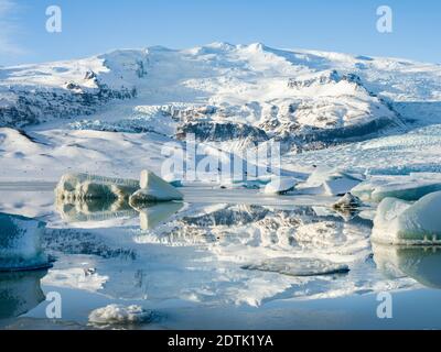 Ghiacciaio Fjallsjoekull e ghiacciato lago glaciale Fjallsarlon in Vatnajokull NP durante l'inverno. Europa, Nord Europa, Islanda, febbraio Foto Stock