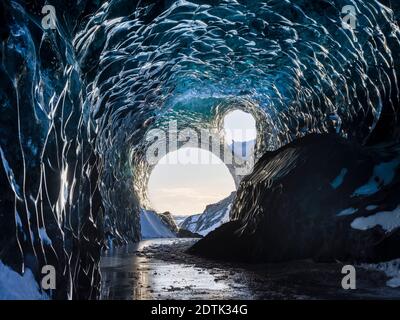 Grotta di ghiaccio sulla riva settentrionale della laguna glaciale Joekulsarlon nel ghiacciaio Breidamerkurjoekull nel Parco Nazionale di Vatnajoekull. Europa, Nord Europa, Islanda Foto Stock