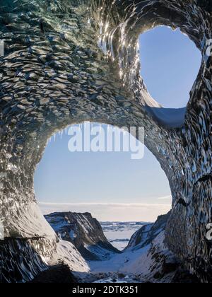 Grotta di ghiaccio sulla riva settentrionale della laguna glaciale Joekulsarlon nel ghiacciaio Breidamerkurjoekull nel Parco Nazionale di Vatnajoekull. Europa, Nord Europa, Islanda Foto Stock