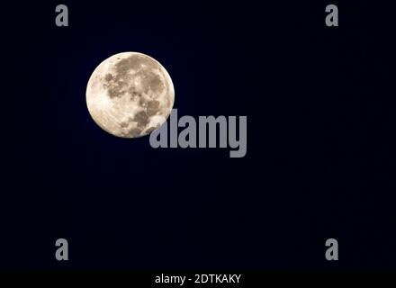 La luna piena nel cielo di notte è nero. Foto Stock