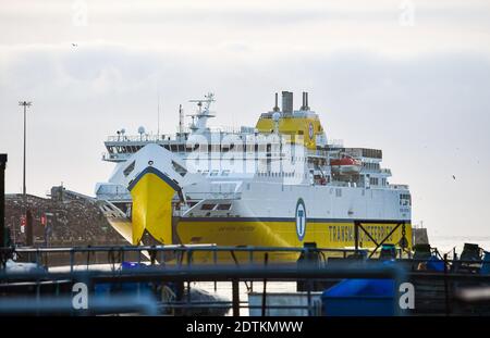 Newhaven Sussex UK 22 dicembre 2020 - il traghetto Seven Sisters Transmanche arriva da Dieppe in Francia e attracca oggi a Newhaven East Sussex . I colloqui proseguono oggi tra il governo britannico e la Francia, che si prevede annunceranno una riapertura limitata dei suoi confini al traffico britannico, che sono stati chiusi a causa della nuova variante COVID-19: Credit Simon Dack / Alamy Live News Foto Stock
