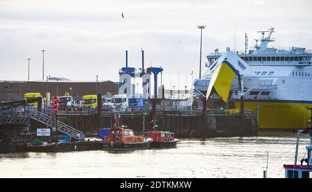 Newhaven Sussex UK 22 dicembre 2020 - il traghetto Seven Sisters Transmanche arriva da Dieppe in Francia e attracca oggi a Newhaven East Sussex . I colloqui proseguono oggi tra il governo britannico e la Francia, che si prevede annunceranno una riapertura limitata dei suoi confini al traffico britannico, che sono stati chiusi a causa della nuova variante COVID-19: Credit Simon Dack / Alamy Live News Foto Stock