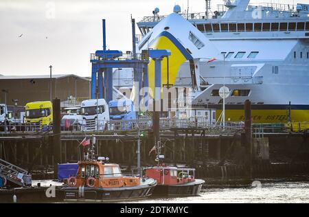 Newhaven Sussex UK 22 dicembre 2020 - il traghetto Seven Sisters Transmanche arriva da Dieppe in Francia e attracca oggi a Newhaven East Sussex . I colloqui proseguono oggi tra il governo britannico e la Francia, che si prevede annunceranno una riapertura limitata dei suoi confini al traffico britannico, che sono stati chiusi a causa della nuova variante COVID-19: Credit Simon Dack / Alamy Live News Foto Stock