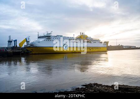 Newhaven Sussex UK 22 dicembre 2020 - il traghetto Seven Sisters Transmanche arriva da Dieppe in Francia e attracca oggi a Newhaven East Sussex . I colloqui proseguono oggi tra il governo britannico e la Francia, che si prevede annunceranno una riapertura limitata dei suoi confini al traffico britannico, che sono stati chiusi a causa della nuova variante COVID-19: Credit Simon Dack / Alamy Live News Foto Stock
