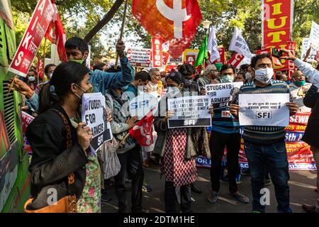 gli studenti universitari protestano a jantar mantar, protestano contro la nuova legge agricola in india. Foto Stock