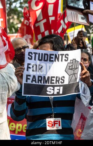 gli studenti universitari protestano a jantar mantar, protestano contro la nuova legge agricola in india. Foto Stock