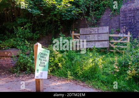 Caldy, Regno Unito: 23 giugno 2020: Un cartello all'ingresso della pista ciclabile della Via Wirral & sentiero avverte che a causa di un maggiore utilizzo durante il Corona Virus pande Foto Stock