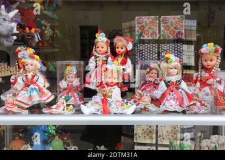 Cracovia. Cracovia. Polonia. Bambole in costume regionale di Cracovia. Foto Stock