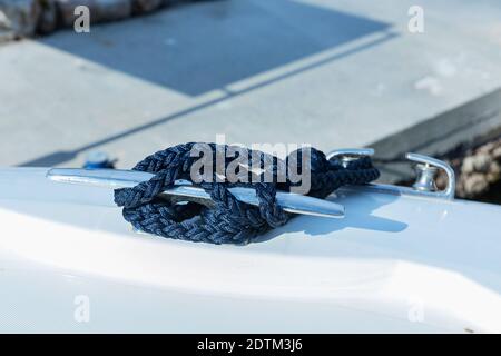 Dettaglio di una corda di ancoraggio su uno yacht. Nodo ormeggio sulla barca da vicino. Chiusura nodo di tenuta. Foto Stock