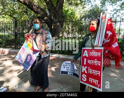 gli studenti universitari protestano a jantar mantar, protestano contro la nuova legge agricola in india. Foto Stock