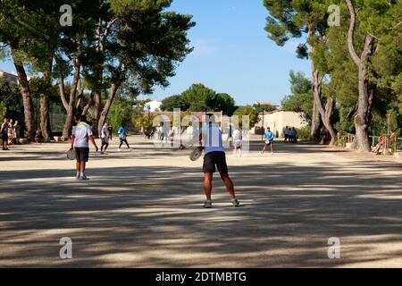 Tambourine Match, uno sport tradizionale nato nel XIX secolo in Linguadoca. Festa a Cournonsec. Occitanie, Francia. Foto Stock