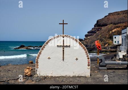 Spagna, Isole Canarie, Fuerteventura, santuario lungo la strada decorato con cozze nel villaggio di El Puerto de Los Molinos, Foto Stock