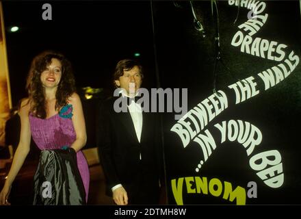 Roman Polanski Festival di Cannes maggio 1980, Francia. Con Betsy Minetree Khashoggi che era allora una modella americana di 21 anni di Blue jeans chiamata Betsy Farley. Anni '1980 il poster del film è per Venom un film horror britannico uscito nel Regno Unito nel 1981 HOMER SYKES Foto Stock