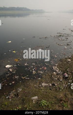 Immondizia nel fiume Yamuna. Agra. Utttar Pradesh. India. Foto Stock