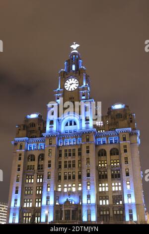 Liver Building di notte, Pier Head, Liverpool, Regno Unito Foto Stock