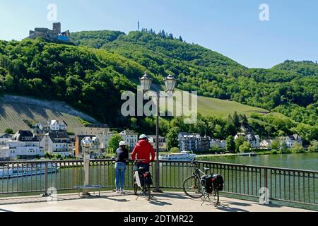 Vista sulle rovine del castello di Landshut, Bernkastel-Kues, Valle della Mosella, Renania-Palatinato, Germania Foto Stock