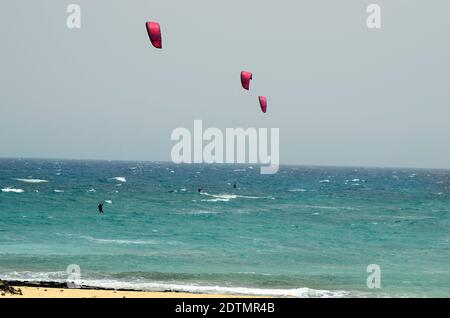 Fuerteventura, Spagna - 31 Marzo 2017: Unidentified kite surfer nell'Oceano Atlantico, sport preferito su isole canarie Foto Stock