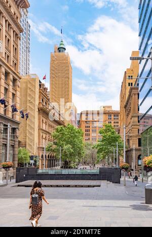 La torre dell'orologio GPO di Sydney e l'edificio in Australia, coperto in rete colorata di arenaria nell'ottobre 2020 durante un'importante pulizia e ristrutturazione dell'orologio Foto Stock