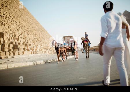 Coppia nelle Piramidi, Giza, Cairo, Egitto Foto Stock
