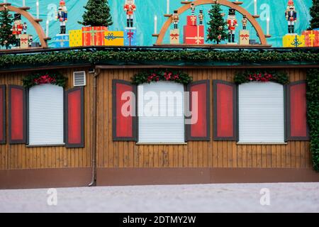 Essen, Germania. 22 dicembre 2020. Vista di uno stand di Natale chiuso in Kennedy Square. Credit: Rolf Vennenbernd/dpa/Alamy Live News Foto Stock