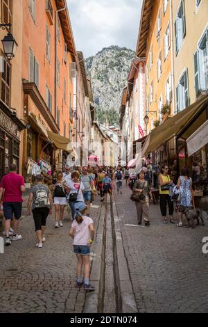 Briancon (Francia sud-orientale): 'Grande Rue' strada principale (Grande Gargoyle) nel centro della città. Nel mezzo della strada, un canale centrale in precedenza Foto Stock