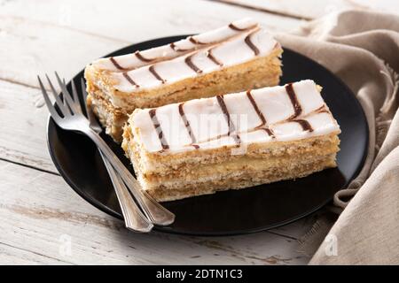 Millefoglie o mille-feuille francese su tavolo di legno bianco Foto Stock