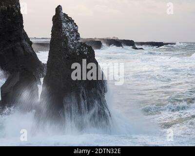 La costa dell'atlantico nord vicino a Reykjanesviti e Valahnukur sulla penisola di Reykjanes durante l'inverno . Nord Europa, Scandinavia, Islanda, Febr Foto Stock