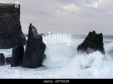 La costa dell'atlantico nord vicino a Reykjanesviti e Valahnukur sulla penisola di Reykjanes durante l'inverno . Nord Europa, Scandinavia, Islanda, Febr Foto Stock