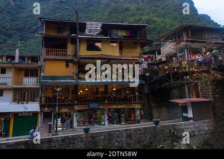 Aguas Calientes, Perù - 24 giugno 2015: I turisti che viaggiano a Machu Picchu con la ferrovia del Perù devono fermarsi ad Aguas Calientes, una pittoresca cittadina piena di res Foto Stock