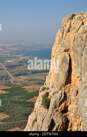 Vista dall'altopiano roccioso di Arbel, popolare sito turistico nel nord di Israele, vicino alla città di Tiberias. Foto Stock