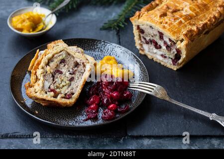 Torta di Natale con tacchino, ripieno e mirtilli rossi Foto Stock