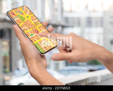 Uomo che utilizza l'app per smartphone con Mappe GPS per la ricerca di posizione, Creative Collage Foto Stock