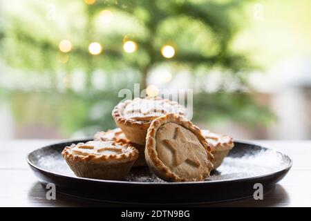 Torte tradizionali di mince natalizie sul piatto Foto Stock