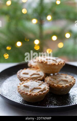 Torte tradizionali di mince natalizie sul piatto Foto Stock