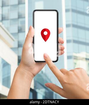 App di navigazione. Unriconoscable Female che utilizza smartphone con sistema GPS, Creative Collage Foto Stock