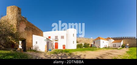 Sines, Portogallo - 20 dicembre 2020: Vista sul cortile e sul castello di Sines in Portogallo Foto Stock