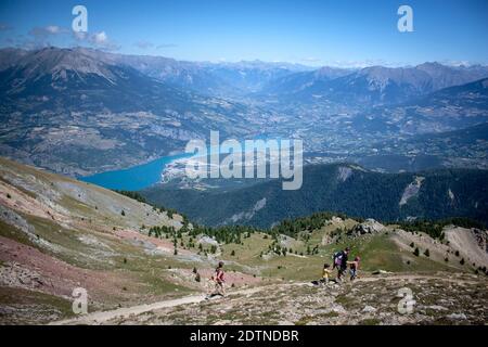 Crots (Francia sud-orientale): Panoramica del paesaggio montuoso che circonda il percorso nel Cirque Morgon e il Lago Serre-Poncon dalla cima di Mo Foto Stock