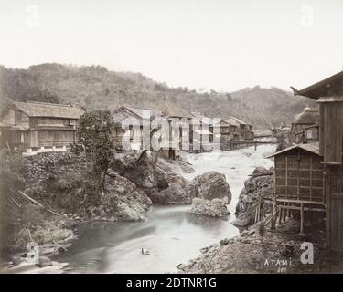 Fotografia d'epoca del XIX secolo - Giappone - villaggio di Atami, con fiume e streghi. Foto Stock