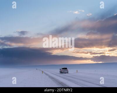 Montagne dell'Islanda durante l'inverno vicino Laugarvatn. Nevicato in strada. Europa, Nord Europa, Scandinavia, Islanda, febbraio Foto Stock