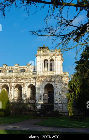 Derelict resti di ala di servizio di Trentham hall a Trentham I giardini si stoke su trent staffordshire Foto Stock