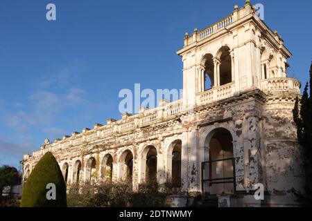 Derelict resti di ala di servizio di Trentham hall a Trentham I giardini si stoke su trent staffordshire Foto Stock